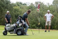 Handicapovaný golfista se speciální úpravou vozíku.jpg