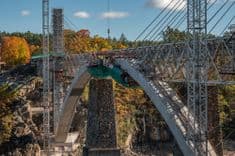 Přes nádrž Orlík se klene nový český rekordman, oblouk mostu je průchozí
